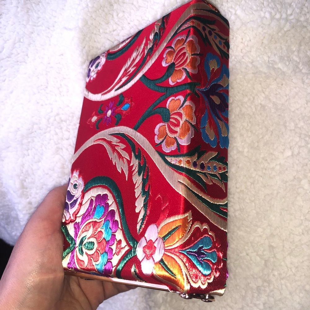 Beautiful detailed colorful clutch. Gently used.